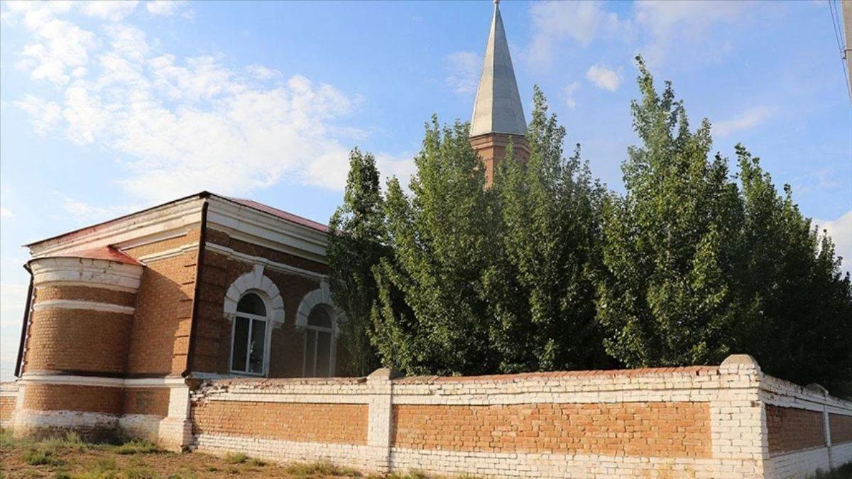 İnşasında at sütü kullanılan cami orijinal rengini koruyor