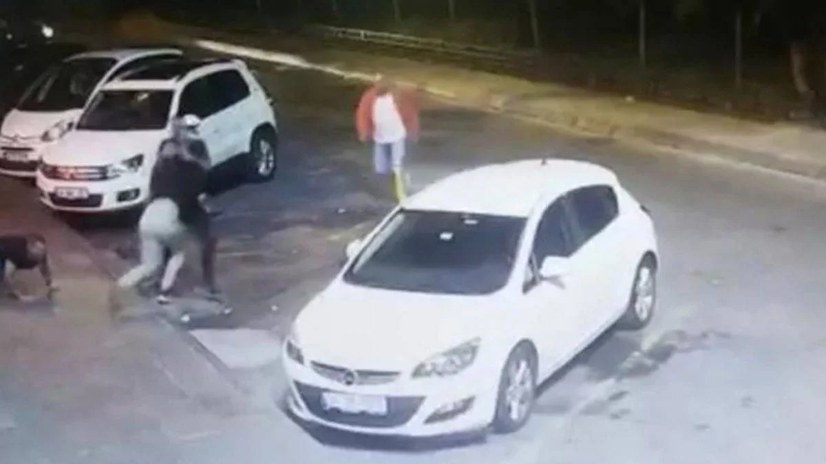 Kadıköy'de boks maçını aratmayan kavga!