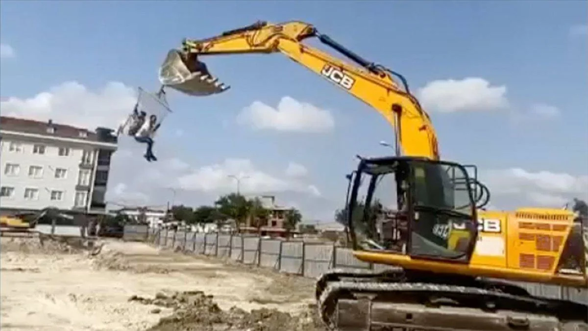 Kepçeyle 'salıncak eğlencesi' çılgınlığı