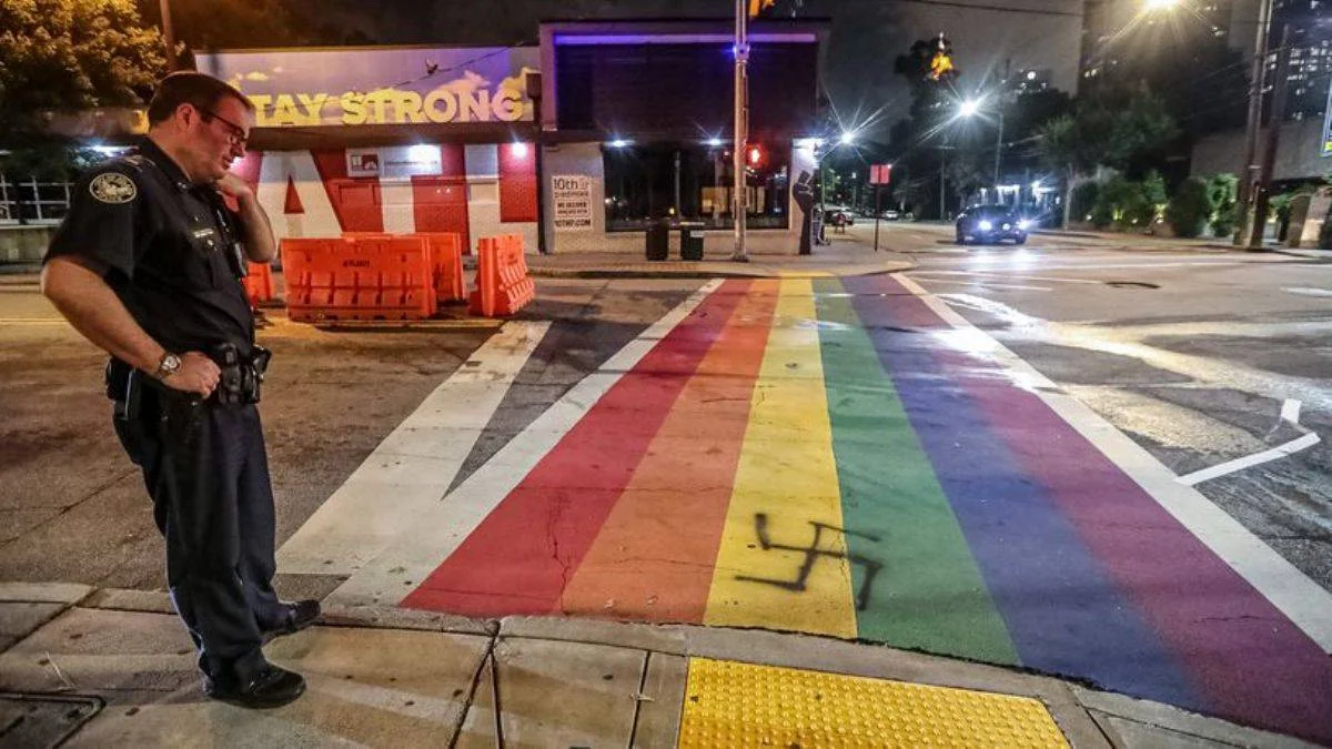 LGBT renklerine boyanmış yaya geçidine gamalı haç çizdi