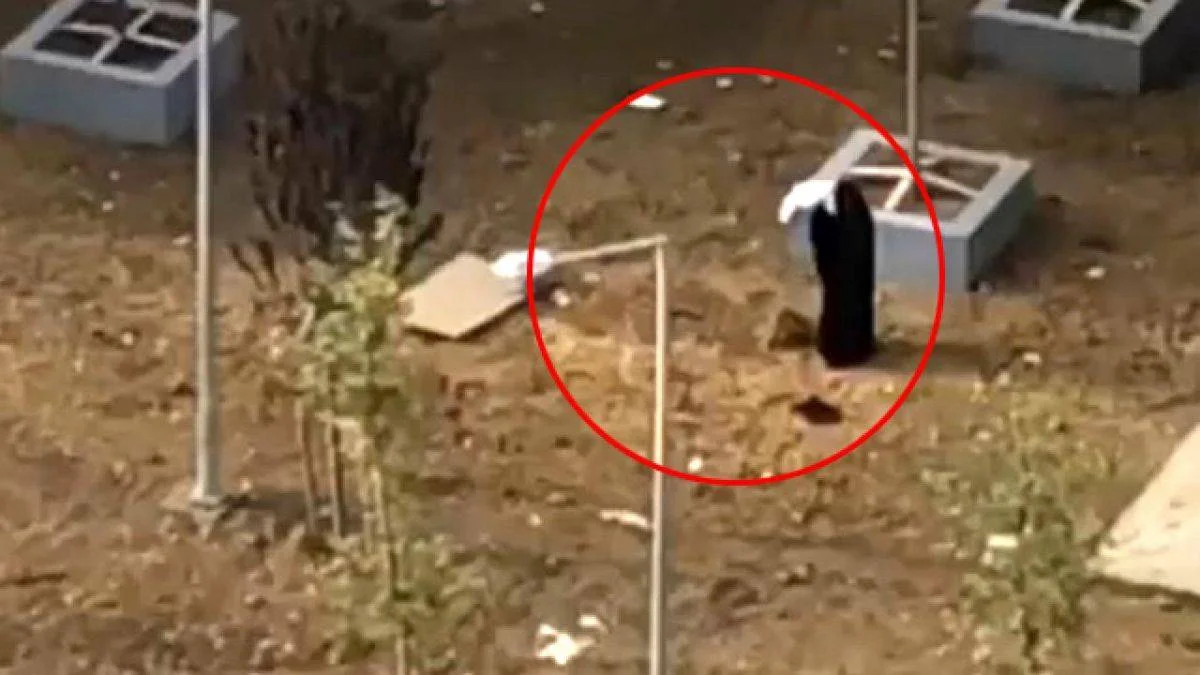Mahalleliyi korkuttu! Eşini gömüp dua etti