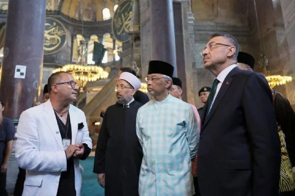 Malezya Kralı, Ayasofya-i Kebir Cami-i Şerifi'ni ziyaret etti