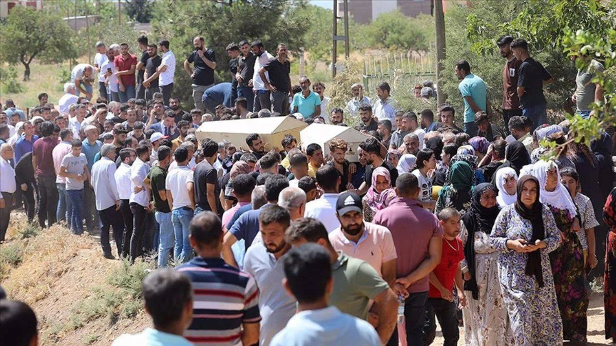 Mardin'deki iki kazada ölen 19 kişinin cenazesi son yolcuğuna uğurlandı