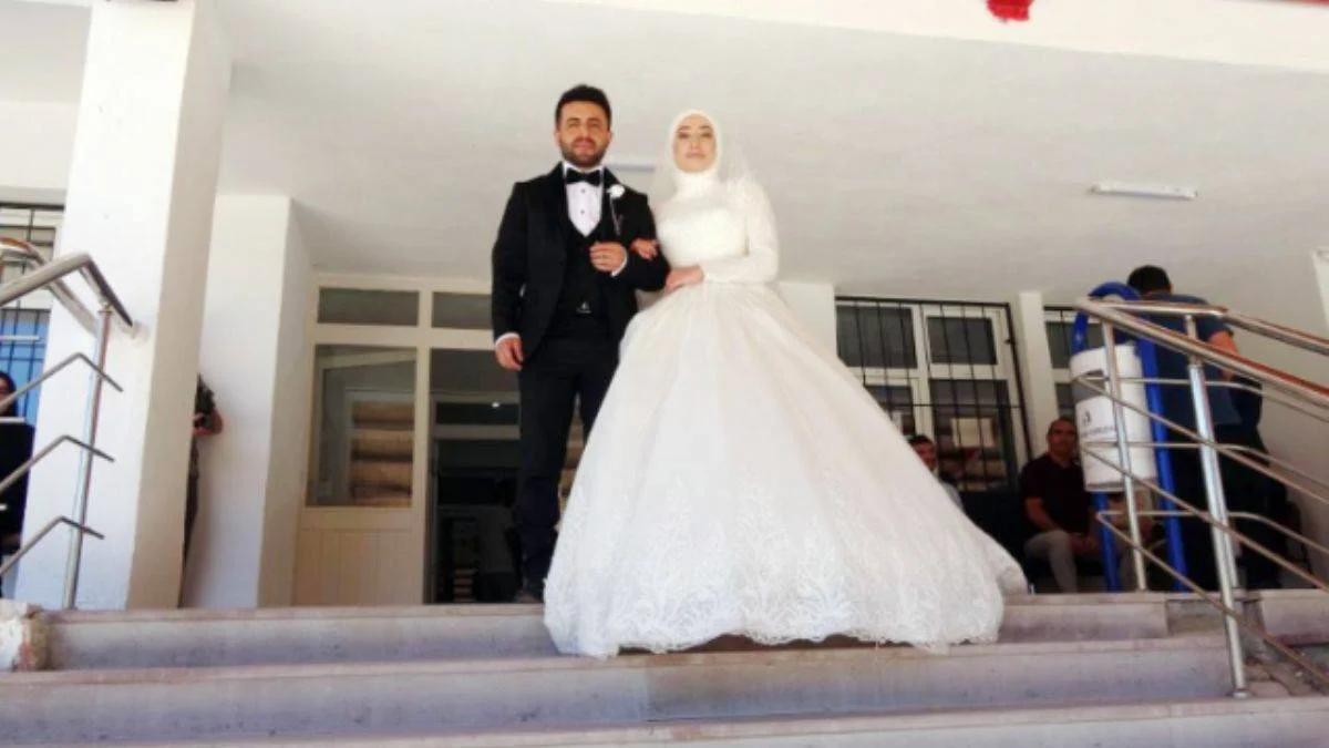 Öğretmen adayı mülakata gelinliğiyle katıldı
