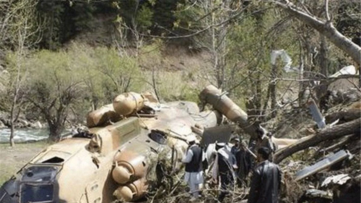 Pakistan'da askeri helikopter düştü: Korgeneral dahil 6 asker öldü