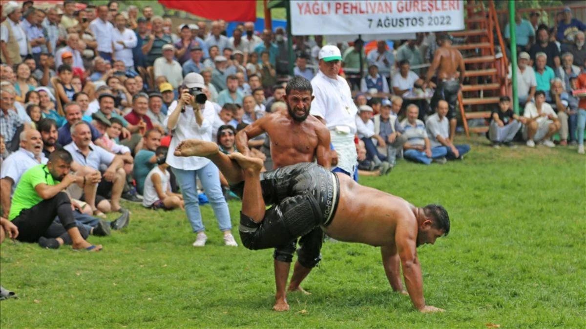 Pehlivanlar sağanak altında güreşti