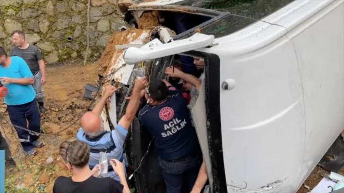 Rize'de tur otobüsü devrildi! 25 yaralı