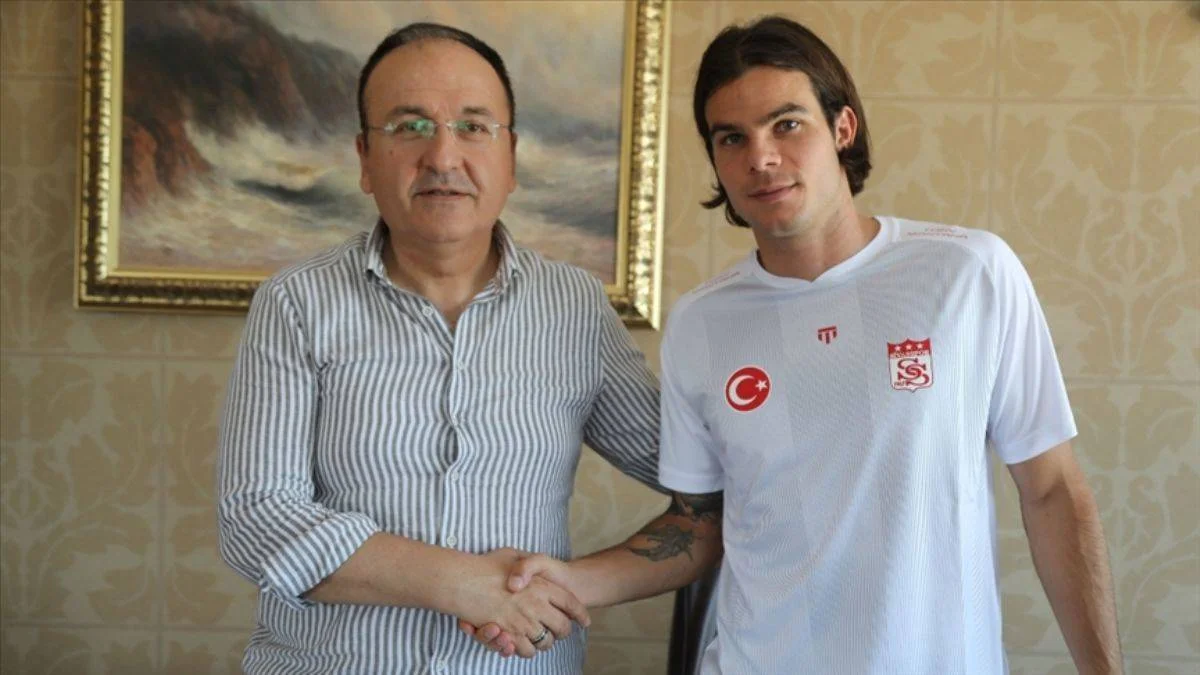 Sivasspor, Yunan futbolcu Charisis'i transfer etti