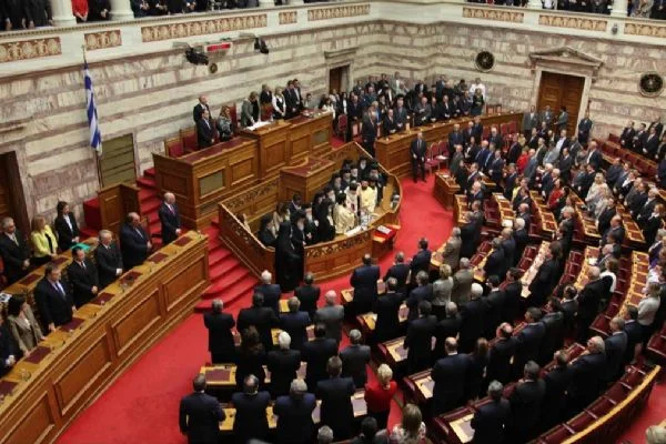 Yunan parlamentosu diken üstünde! Birçok siyasetçi hükümete talepte bulundu