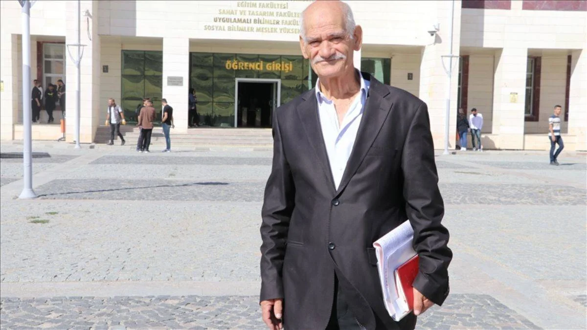 70'inden sonra oğluyla aynı sırada üniversitede