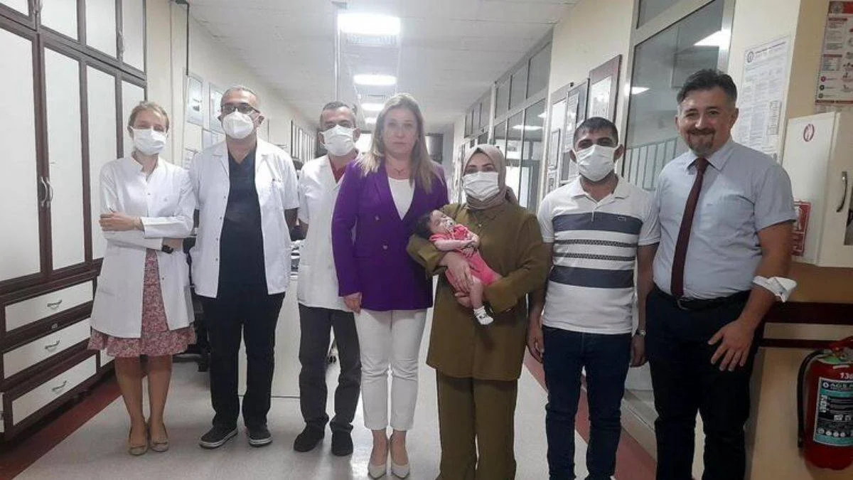 Anne karnında 5 kez kan nakli yapılan bebek hayata tutundu