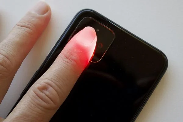 Artık akıllı telefonların flaşı kandaki oksijen seviyesini ölçebilecek!