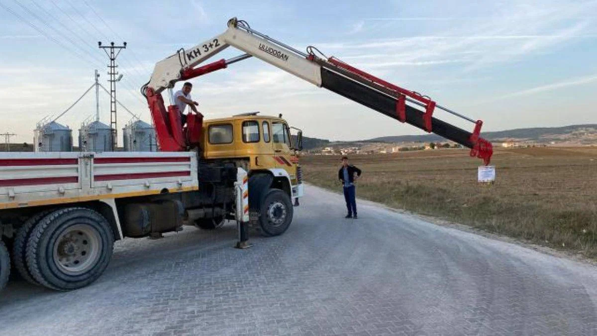 Bahşiş için vinçle konvoyun önünü kesti