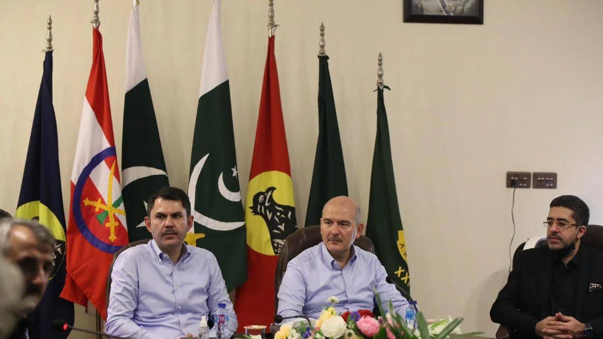 Bakan Kurum ve Bakan Soylu Pakistan'ın Karaçi sel bölgesinde havadan ve karadan incelemelerde bulundu