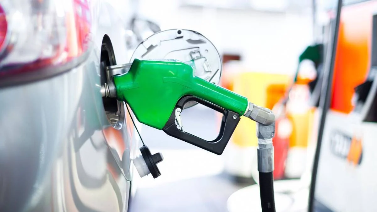 Benzin ve motorine beklenen indirim geldi: İşte yeni fiyatlar