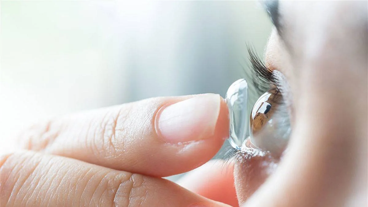 Duşta, yüzmede lens takılır mı? Lensler enfeksiyon yapar mı? Lensleri ne zaman çıkarmak gerekiyor?