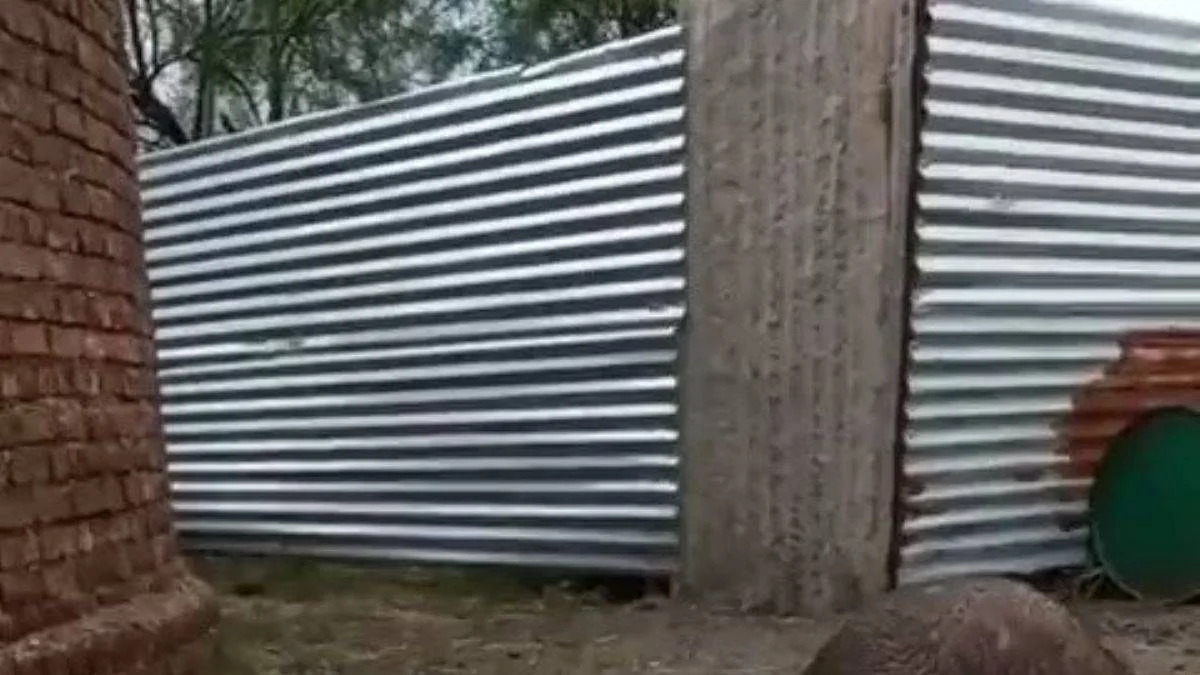 Elleri kolları olmayan bir adam namaz kılmak için abdest alıyor