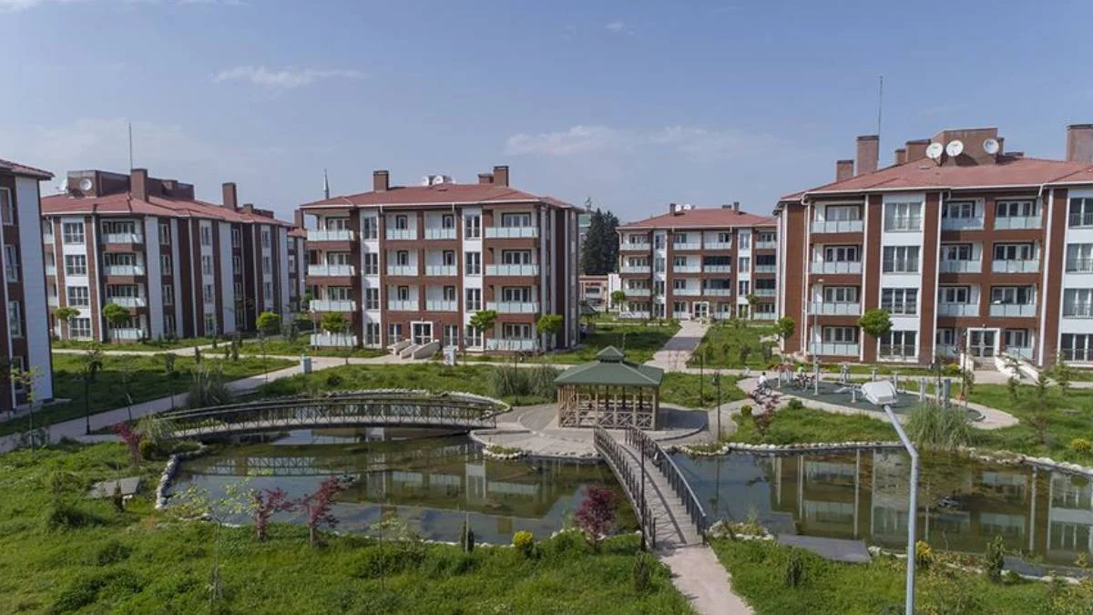 Evi olanlar TOKİ sosyal konutlara başvurabilir mi? Eşinin üstüne evi olan ucuz konut başvurusu yapabilir mi?