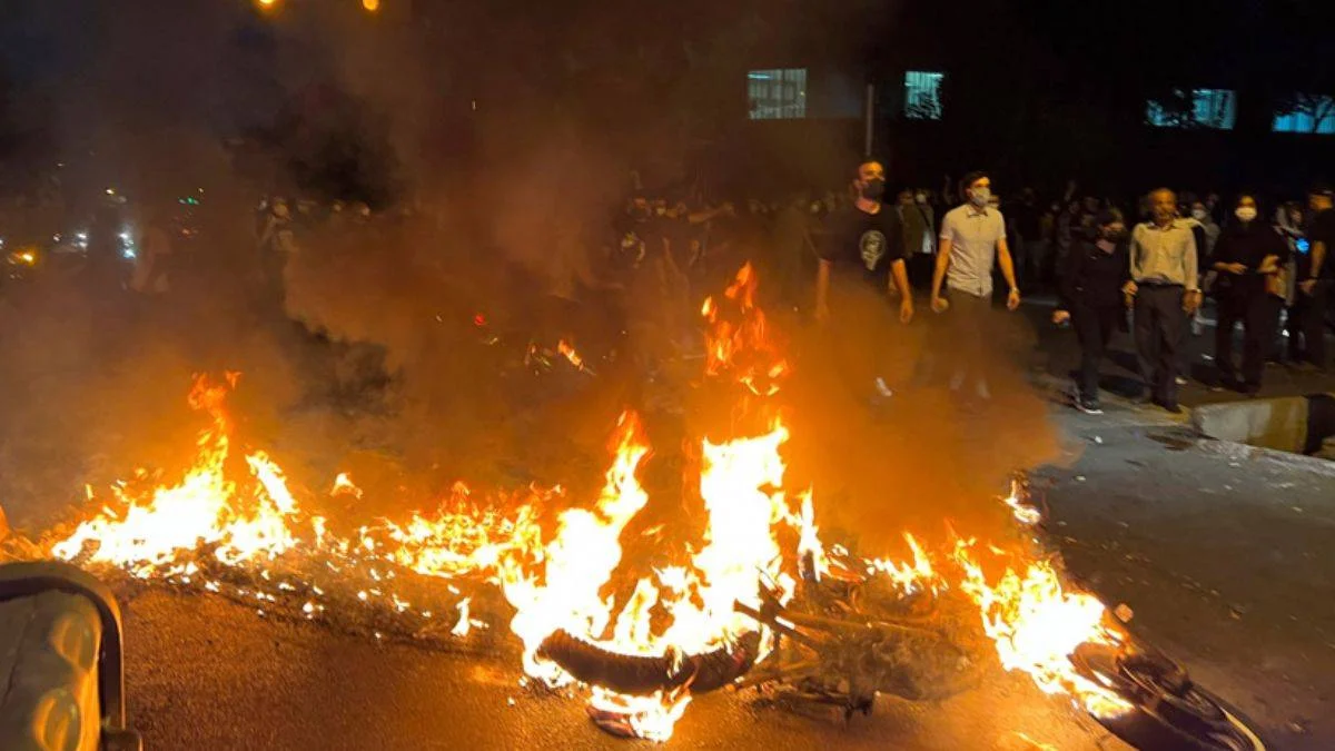 İran'da halk ayaklanması! Protestolarda çatışmalar başladı