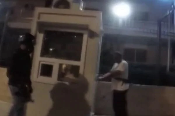 İran'ın Atina Büyükelçiliğine molotofkokteylli saldırı