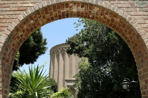 İranlı türbedar, Selçuklu'nun kurucusu Tuğrul Bey'in anıt mezarına evi gibi bakıyor