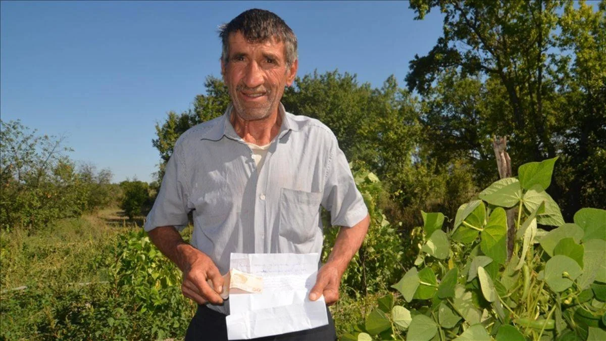 İzinsiz aldıkları sebzeler için para ve not bıraktılar