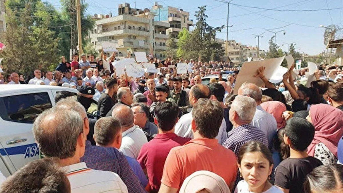 Kamışlı'da gergin protesto! PKK Suriye'de öğrenci velilerine saldırdı