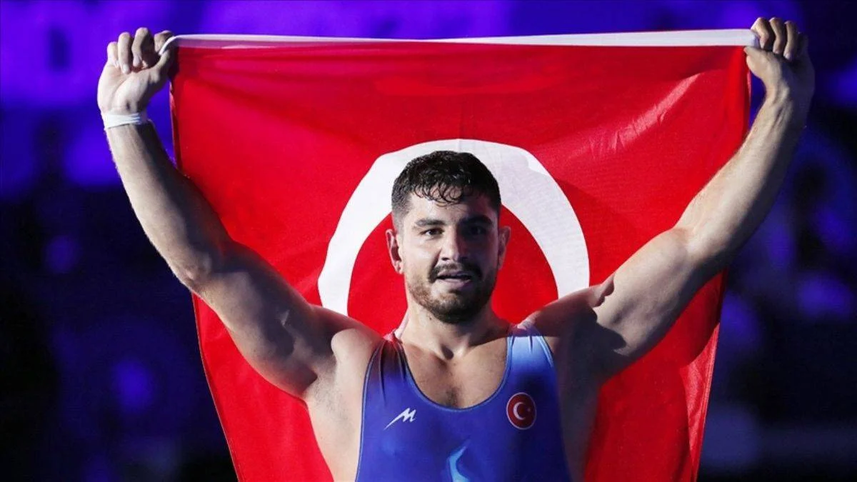 'Kral geri döndü'... Taha Akgül 3. kez dünya şampiyonu