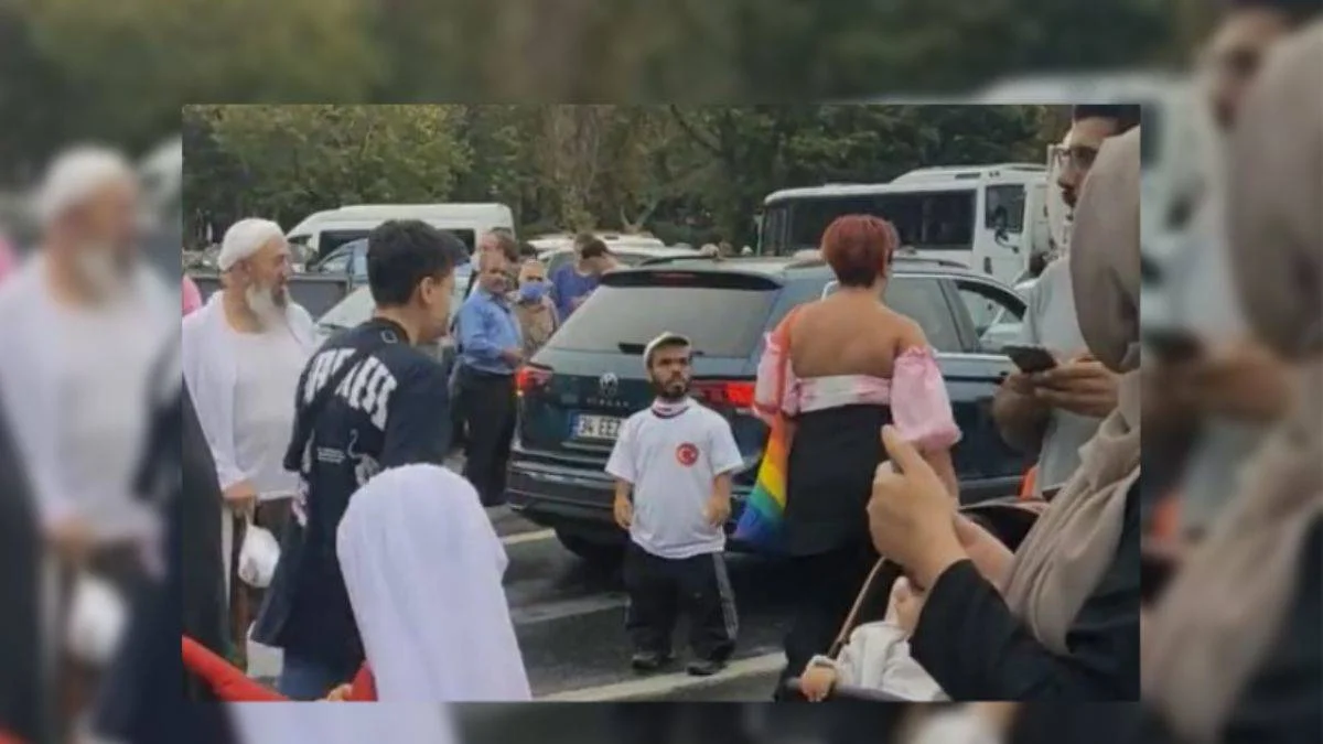 LGBT karşıtı yürüyüşte bir grup LGBT'li yuhalanarak uzaklaştırıldı