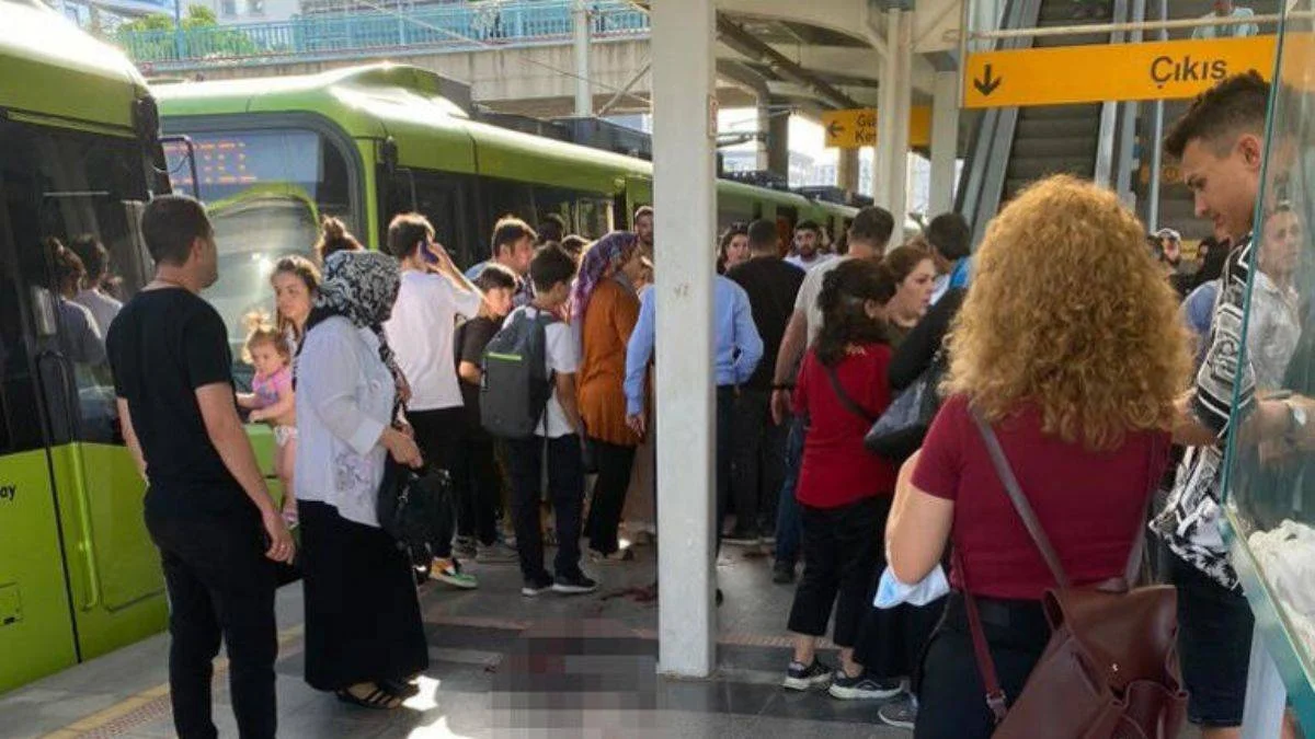Metrodaki 'yan bakma' kavgasında göğsünden bıçaklandı