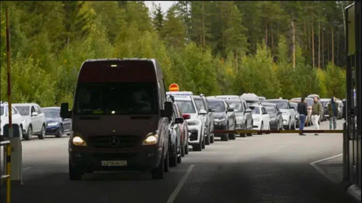 Ruslar sınır bölgelerinde! Finlandiya, Kazakistan, Gürcistan sınırında kuyruk oldular