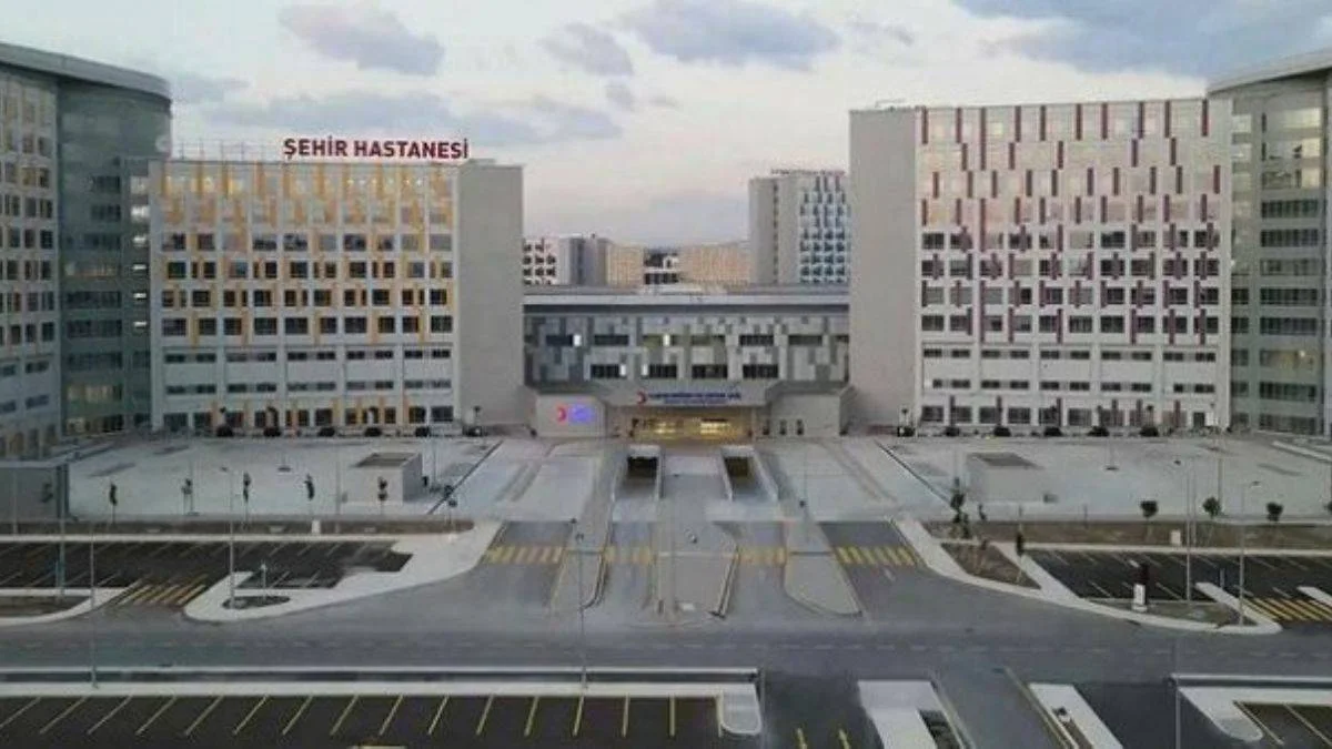 Sağlık Bakanı Koca: İddialar asılsız, kapatılacak hastanemiz yok