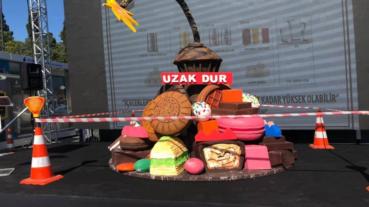 Şeker tüketimine dikkat çekmek için 'bomba' gibi maket koydular