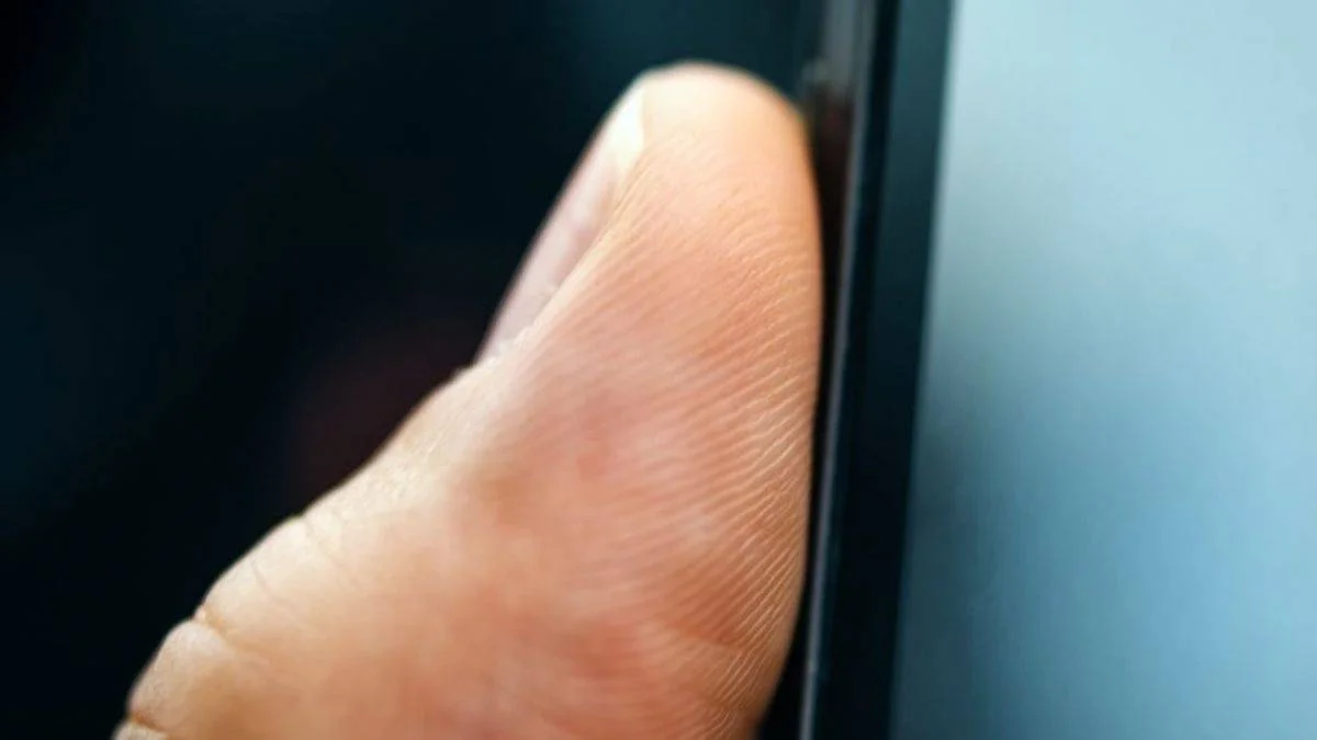 Telefonundaki içeriklere ulaşılmaması için dişiyle parmak derisini koparmış
