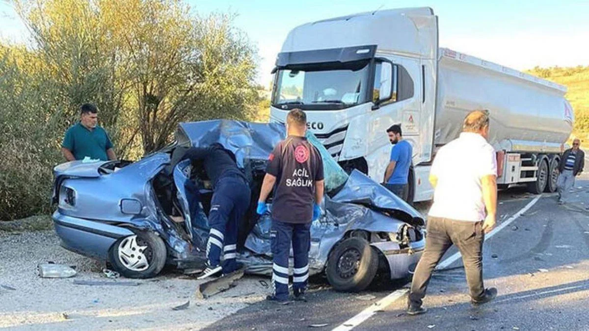 TIR ile kafa kafaya çarpıştı: 4 ölü, 1 yaralı