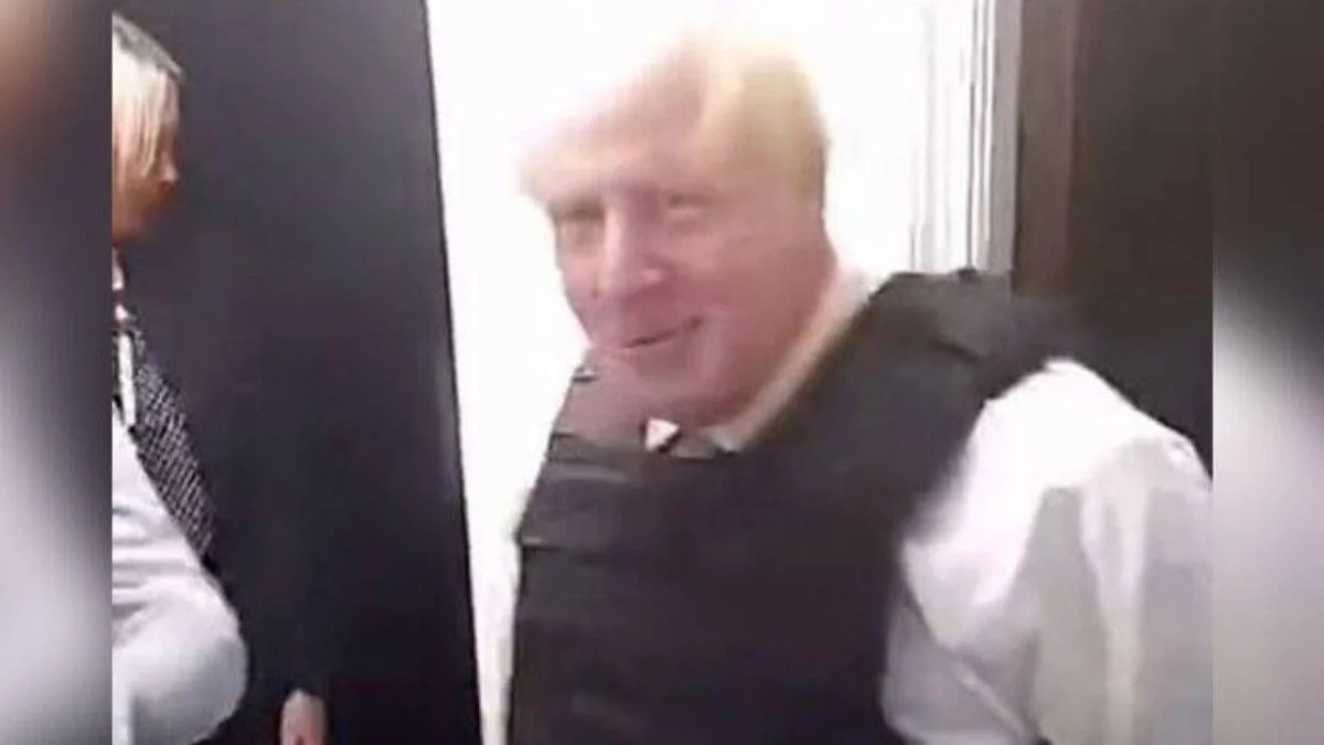 Uyandığında evinde polislerle Başbakan Johnson'u gördü