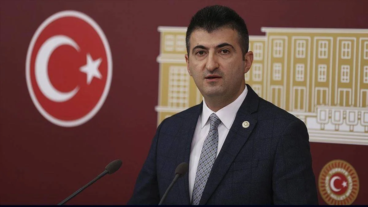 AK Parti'ye katılan Çelebi: FETÖ zombi teşkilatına karşı mücadelenizde yanınızdayım