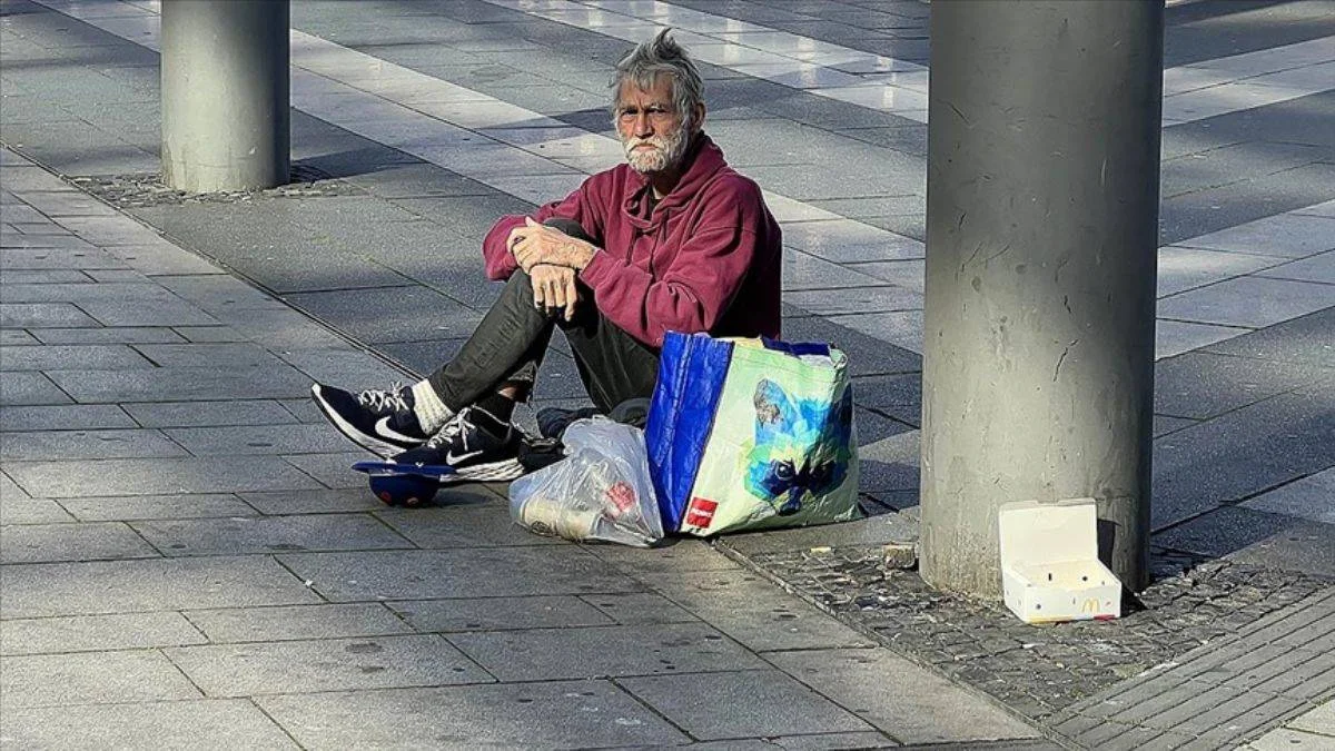 Almanya'da 10 yıldır sokaklarda kalan Peter Schmidt yaşadıklarını anlattı