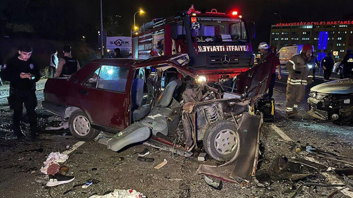 Arnavutköy'de feci kaza: 1 ölü, 8 yaralı