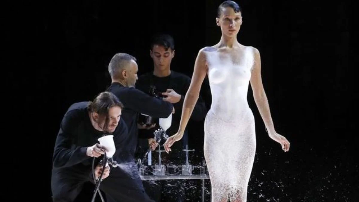 Bella Hadid'e sprey kumaş ile elbise yapıldı - 2022 Paris Moda haftası Bella Hadid'in elbisesi