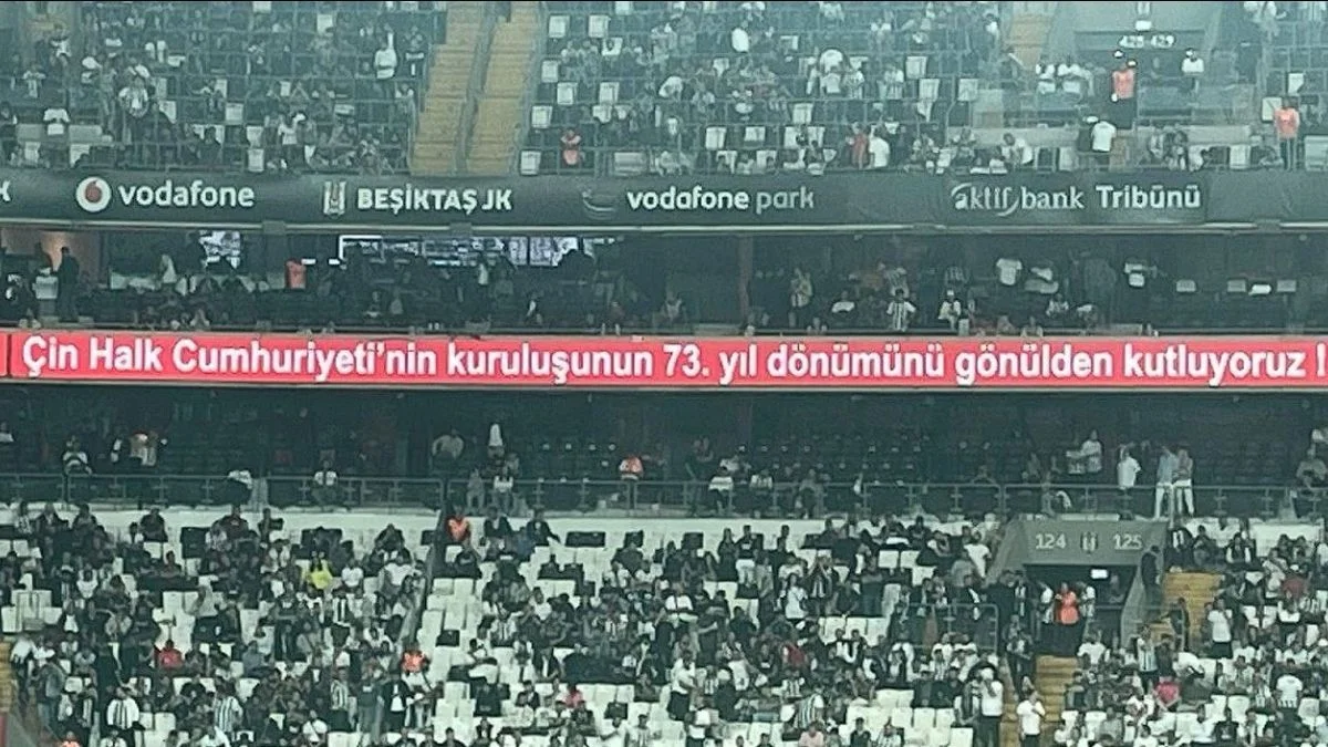 Beşiktaş derbisinde Çin'in kuruluşu kutlandı