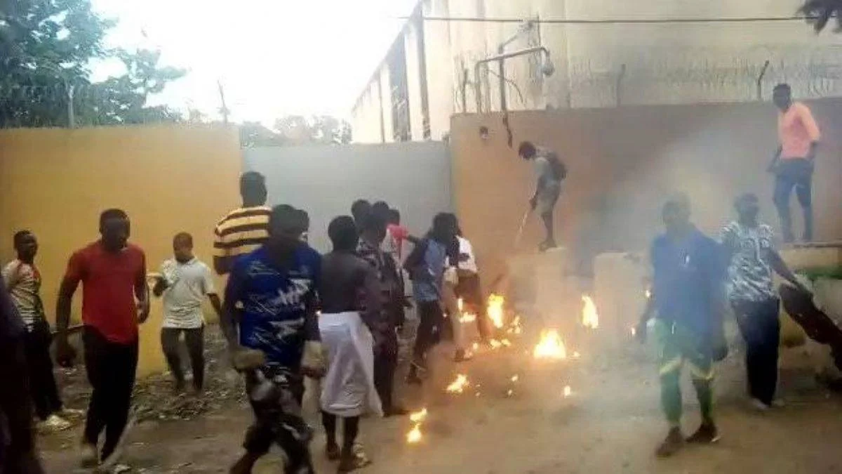 Burkina Faso'da Fransız Büyükelçiliğine saldırı!
