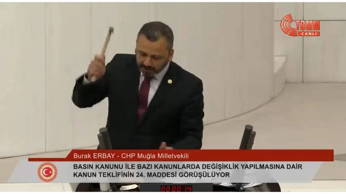 CHP'li Erbay, meclis kürsüsünde telefonunu kırdı