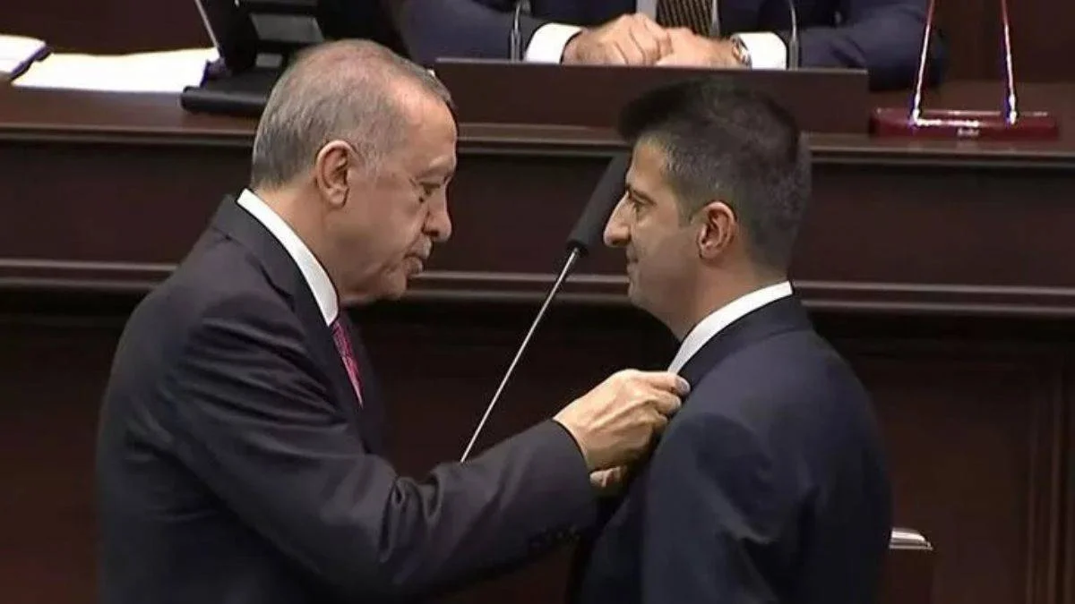 Cumhurbaşkanı Erdoğan, Mehmet Ali Çelebi'ye AK Parti rozeti taktı