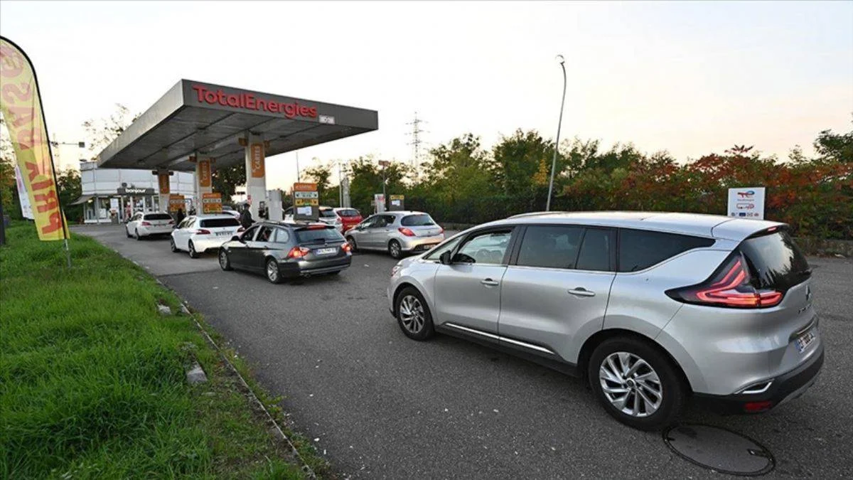 Fransa akaryakıt krizini çözemiyor! 'Zorla çalıştırma' da çare olmadı