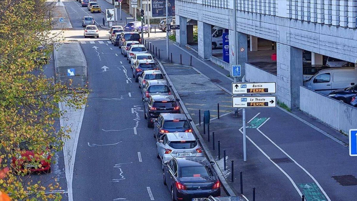 Fransa'da ilk; benzin kuyrukları başladı