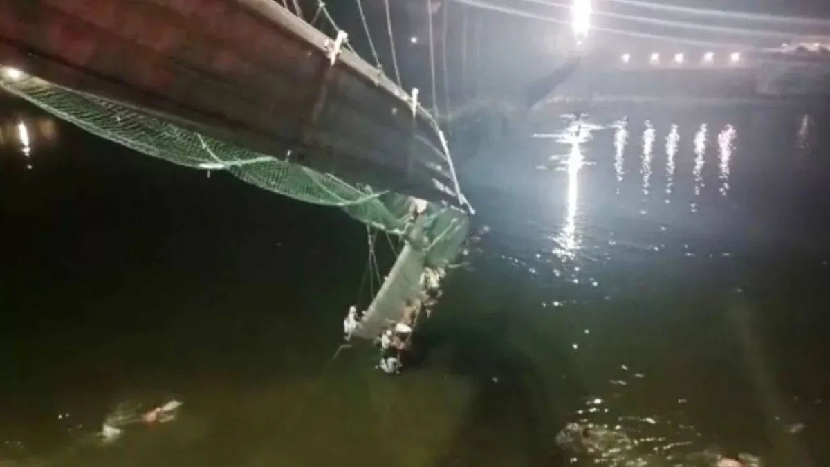 Hindistan'da korku dolu anlar! Köprü çöktü