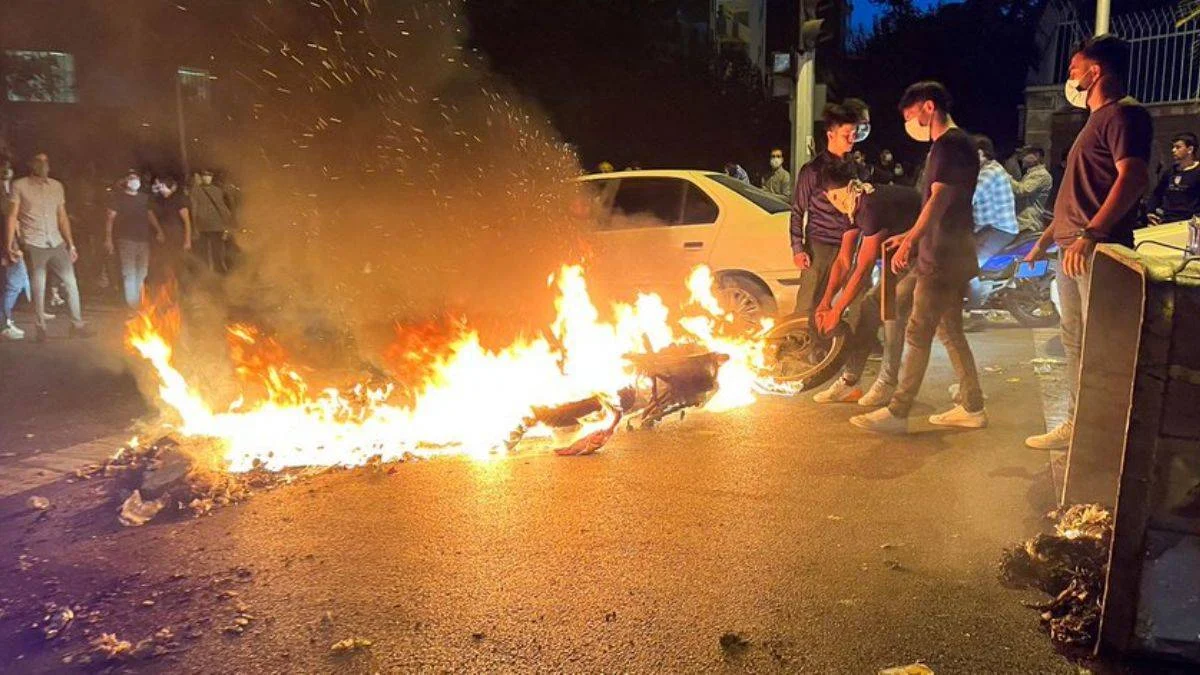 İran Devrim Muhafızları uyardı: Sokağa çıkmayın, bugün son gün!