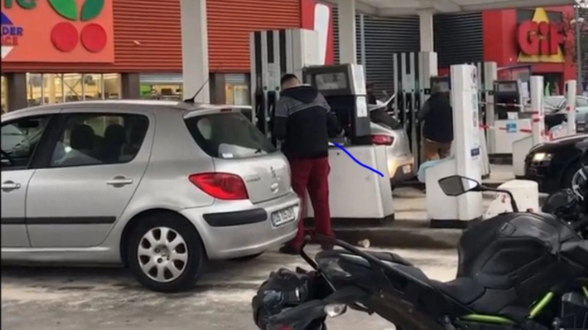 İstasyonu basıp istedikleri fiyattan benzin aldılar