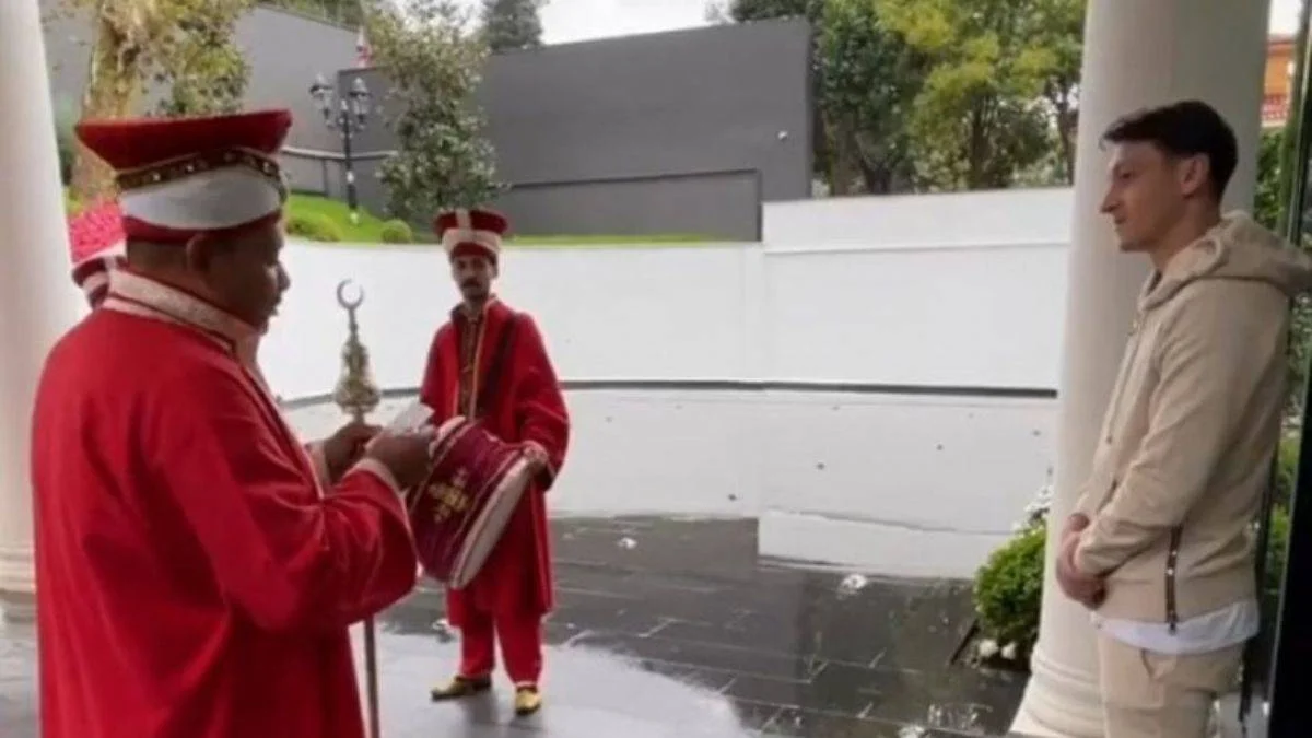 Mesut Özil'e mehterli doğum günü kutlaması